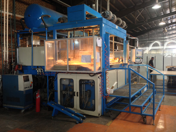Single-station or dual-station internal tank molding machine